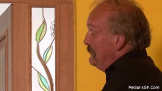 Дед и внучка провели время вместе, произнося ласковые слова и погружаясь в нежные объятия.