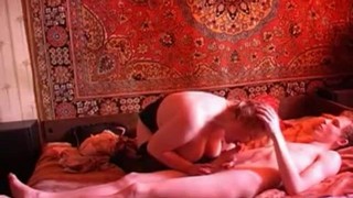В страстном акте любви молодой человек и зрелая дама получили невероятное наслаждение.