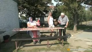 Молодая внучка была поражена, когда увидела, что ее дед и бабушка решили заняться сексом на свежем воздухе.