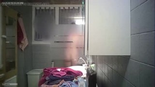 Красивая мама вернулась домой с работы и пошла в ванную комнату, где сняла с себя бюстгальтер и трусики.